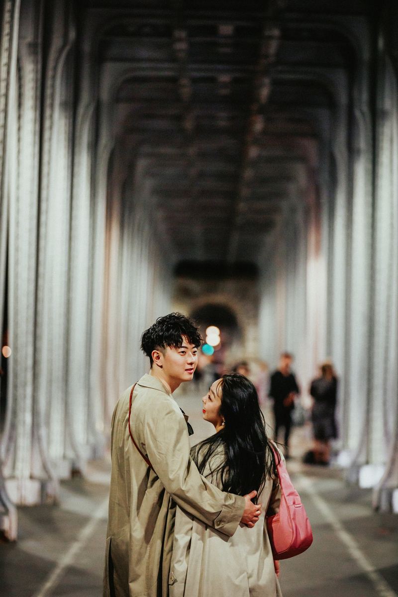 Couple enlacé sous la charpente métallique du pont de Bir-Hakeim