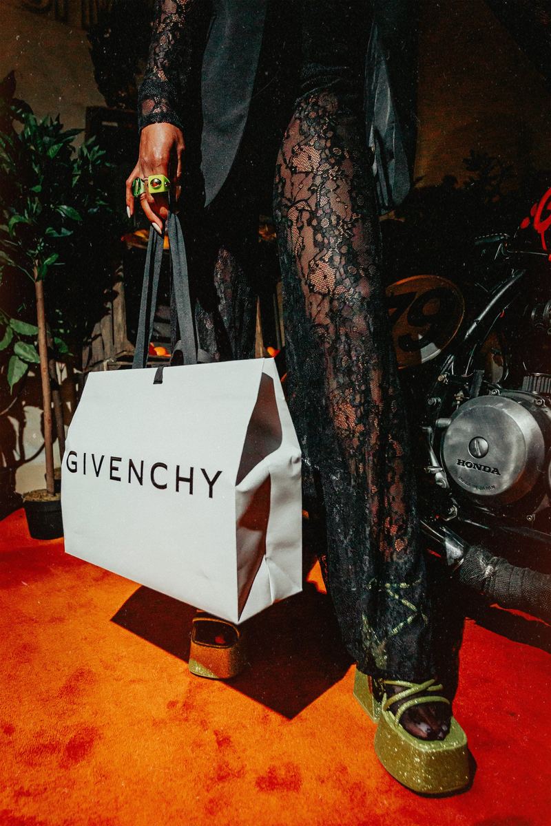 Sac de créateur à la main sur le tapis rouge d’une soirée de marque