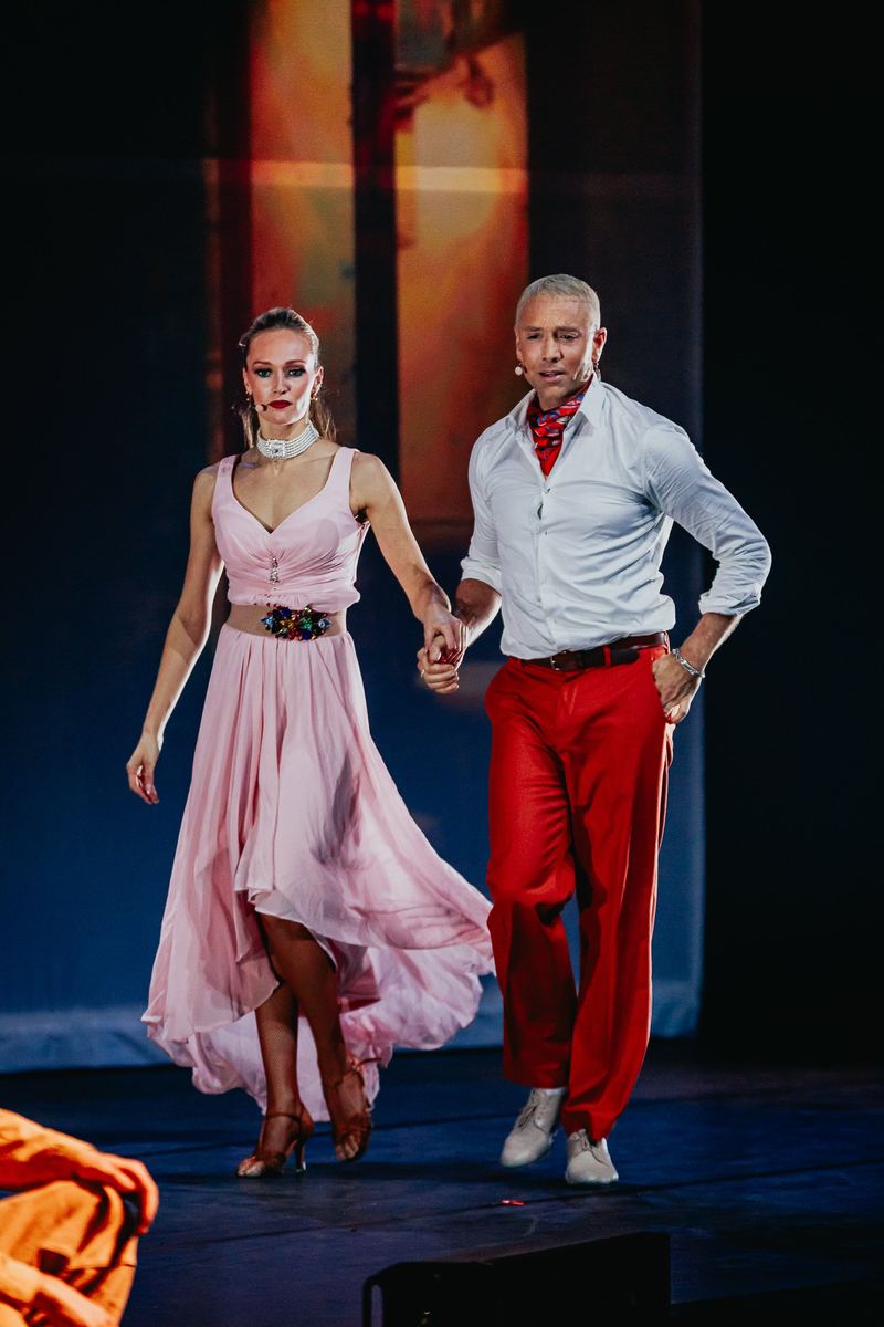 Duo de danseurs main dans la main en fin de tableau