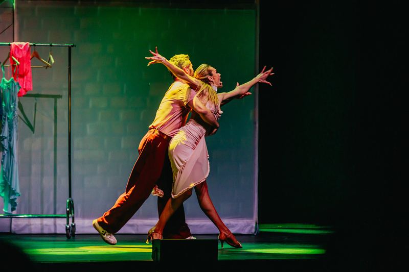 Portée de danse contemporaine dans une lumière verte