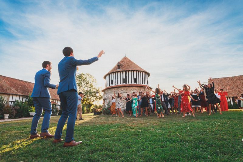 Les invités s’élancent pour attraper le bouquet devant le colombier