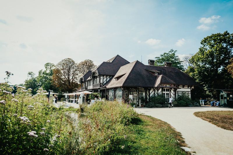 Manoir à colombages et toit de chaume, vu depuis le parc