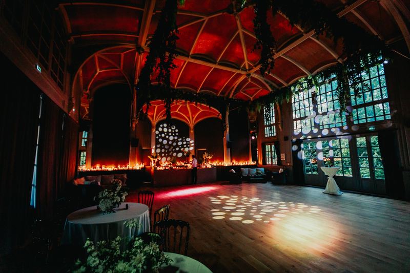 La salle de bal en lumière rouge, motifs projetés sur le parquet