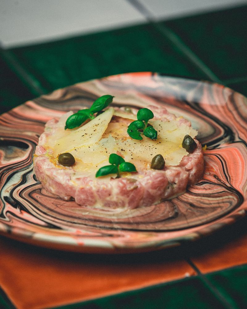 Tartare de veau, copeaux de parmesan, câpres et basilic