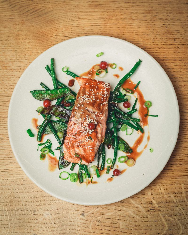 Pavé de saumon laqué au sésame sur haricots verts, vu de dessus