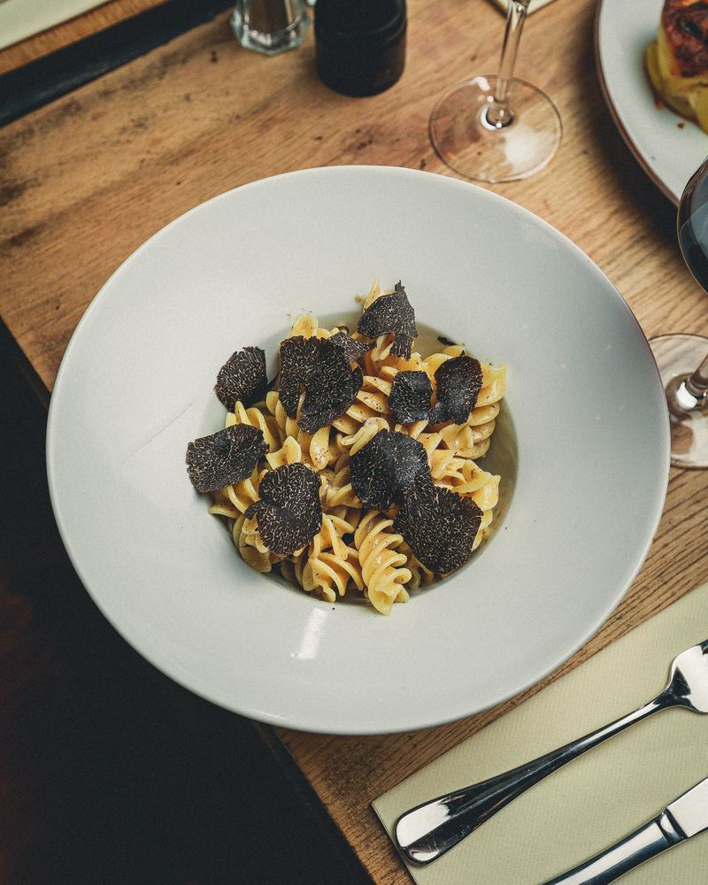 Assiette de pâtes aux truffes noires fraîchement râpées