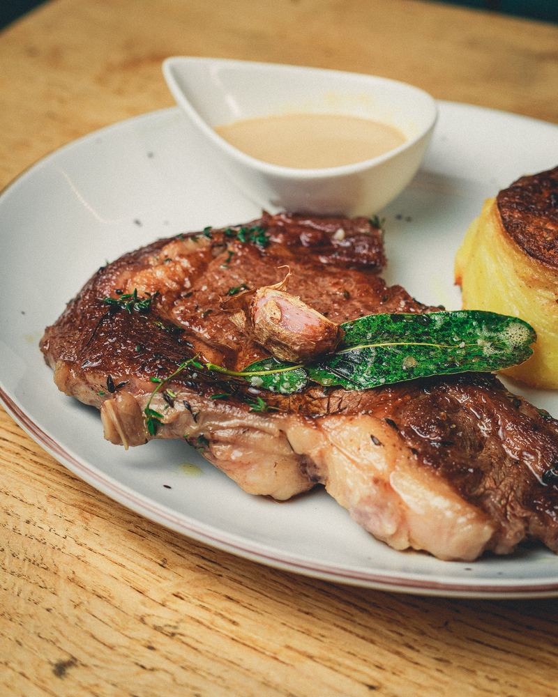Côte de veau grillée, piment doux et pomme de terre, sauce à part