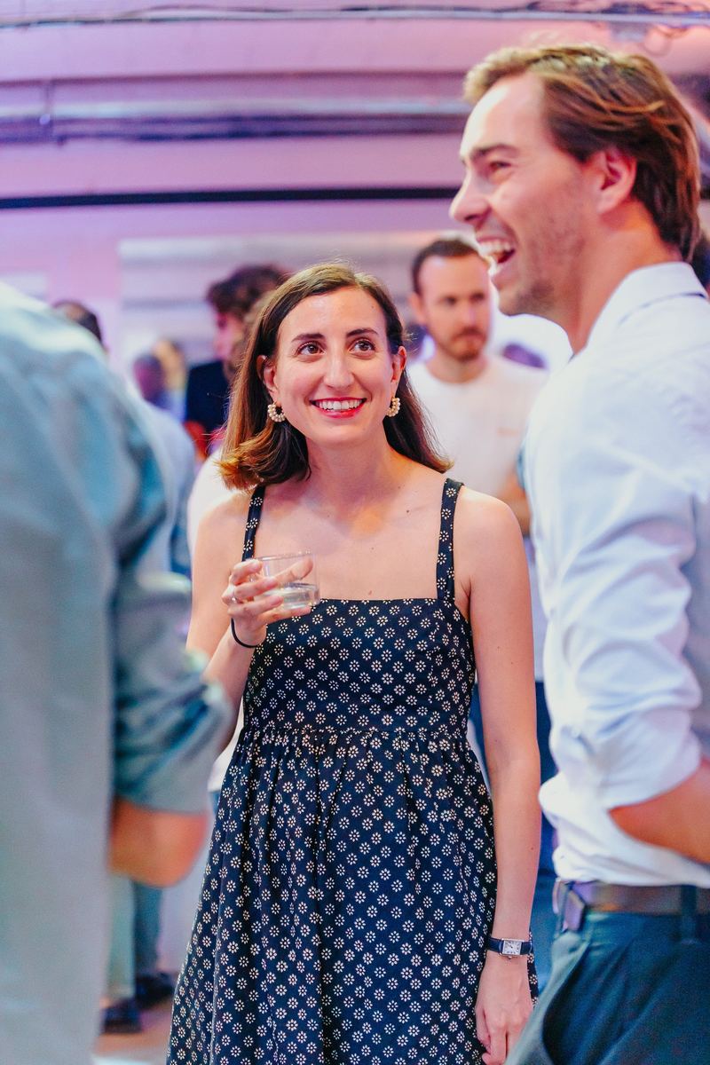 Deux invités rient pendant le cocktail d’après-conférence