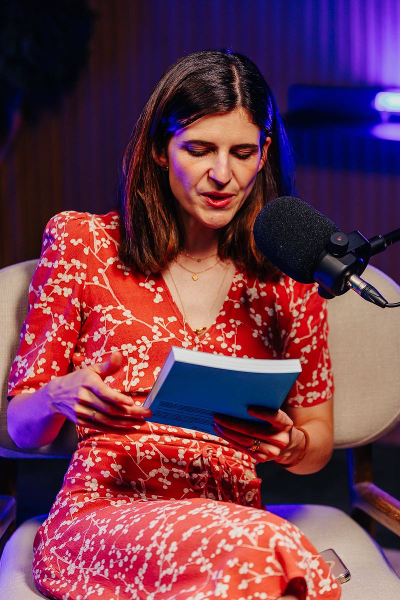Enregistrement d’un podcast : lecture au micro dans un studio