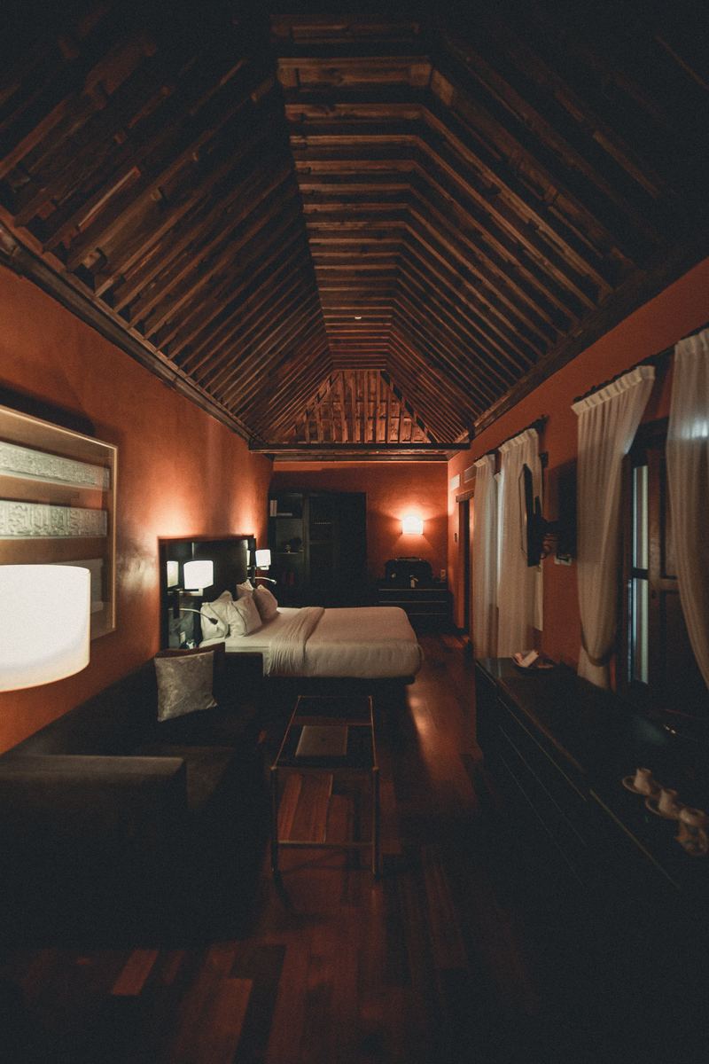 Enfilade d’une suite sous charpente, du salon au lit