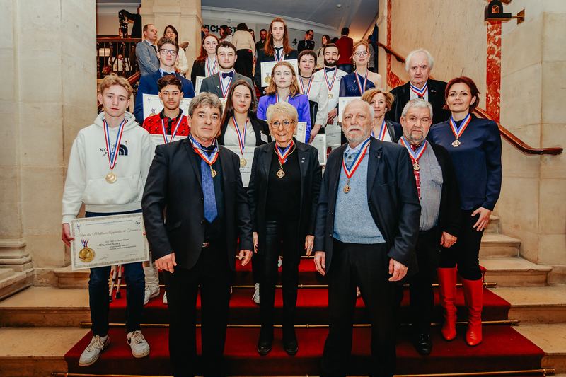 Photo de groupe des lauréats et des officiels sur l’escalier d’honneur