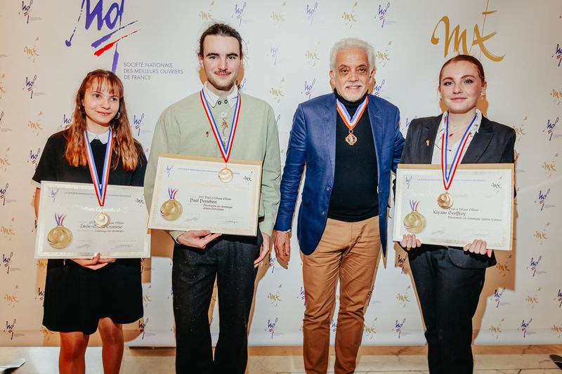 Trois lauréats présentent leur diplôme devant le photocall