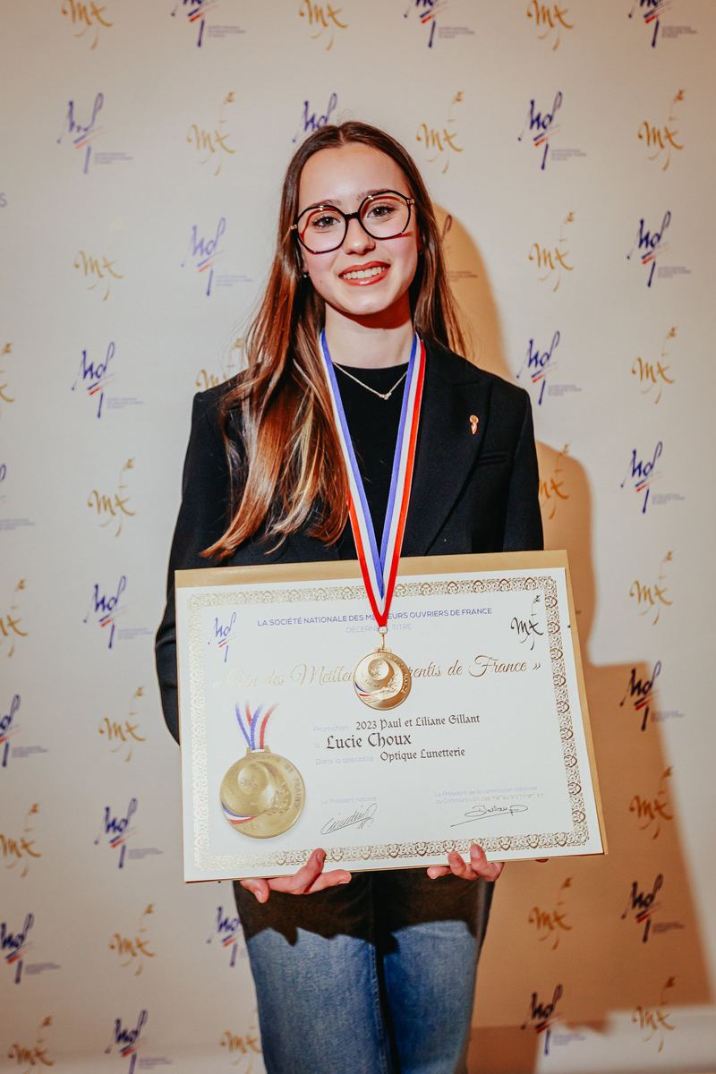 Une lauréate présente son diplôme Un des Meilleurs Ouvriers de France