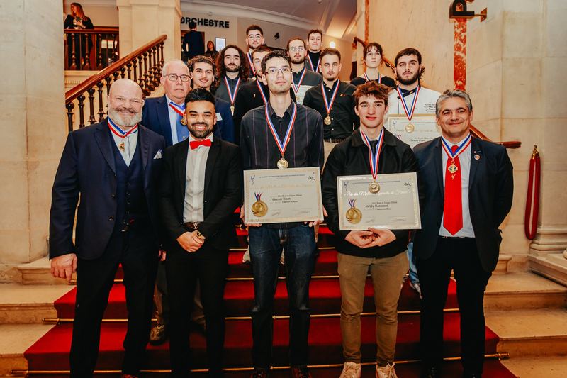 Les lauréats médaillés posent sur l’escalier d’honneur