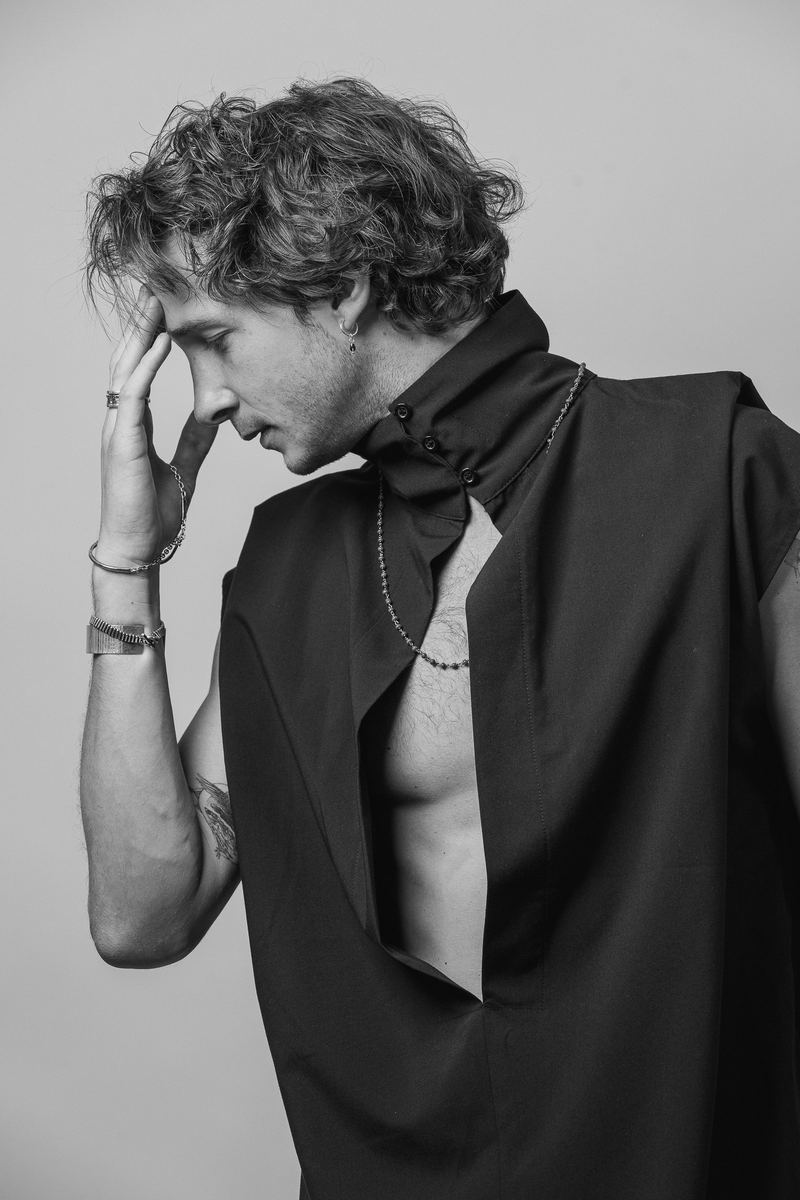 Portrait studio en noir et blanc, main dans les cheveux