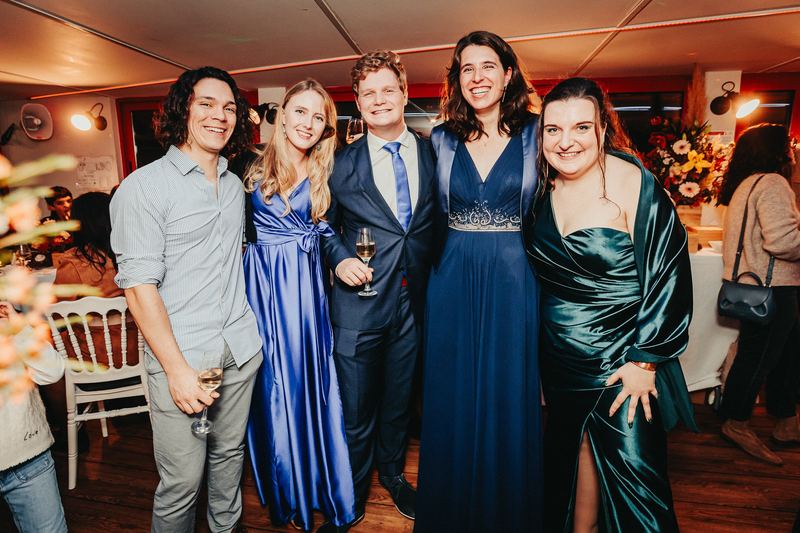 Groupe d’invités en tenue de soirée pose pour la photo