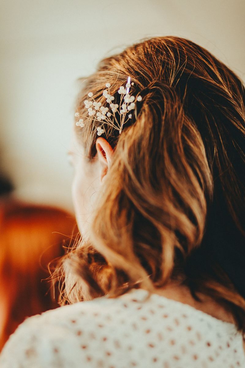 Détail de la coiffure de la mariée, ornée d’un peigne de gypsophile