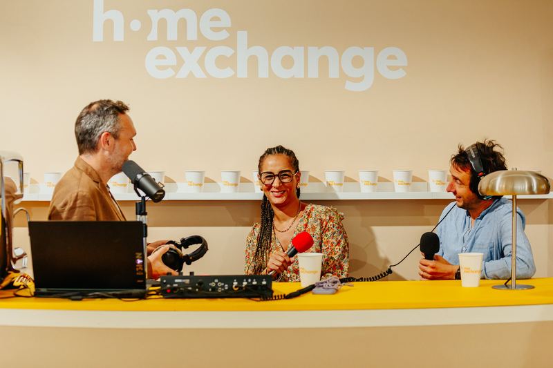 Enregistrement d’un podcast à trois voix sur un stand d’exposition