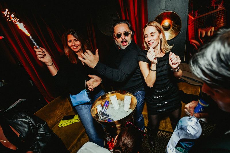Table VIP en fête, cierges magiques et seau à champagne