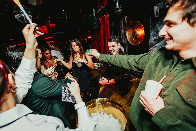 Service de bouteille avec cierges magiques dans un carré VIP