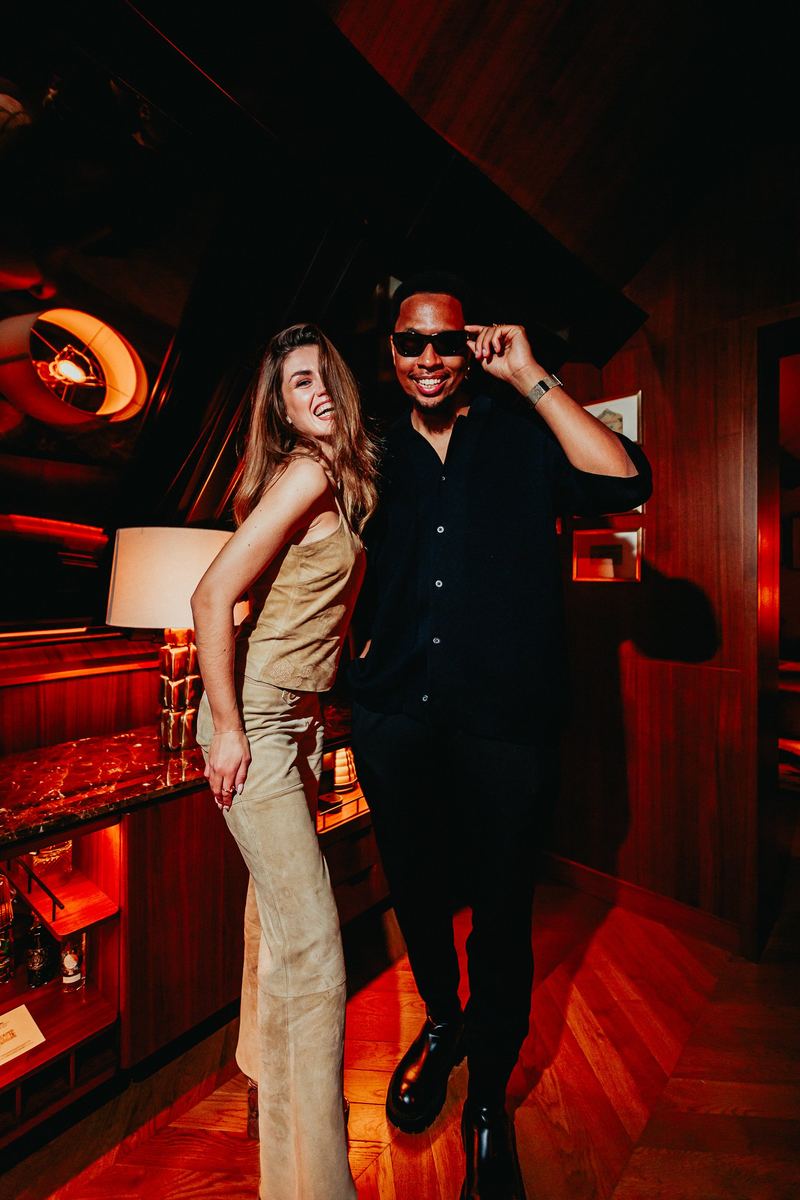 Duo pose dans un bar aux boiseries chaudes