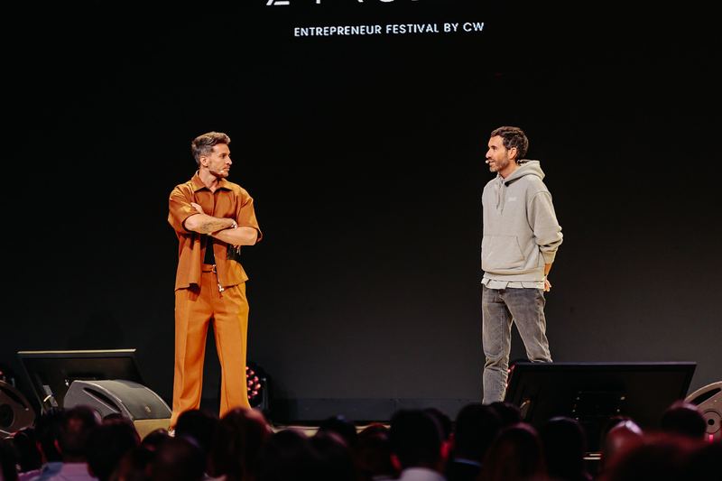 Deux intervenants échangent sur scène lors d’un festival entrepreneurial
