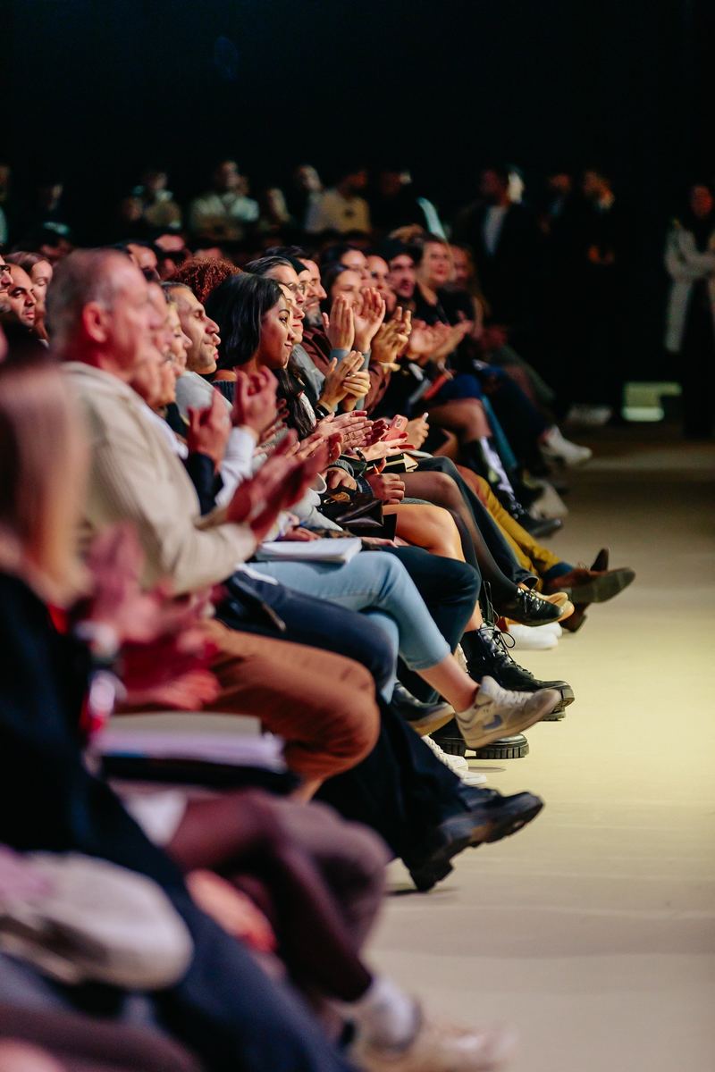 Le public applaudit, vu depuis le bord de la scène