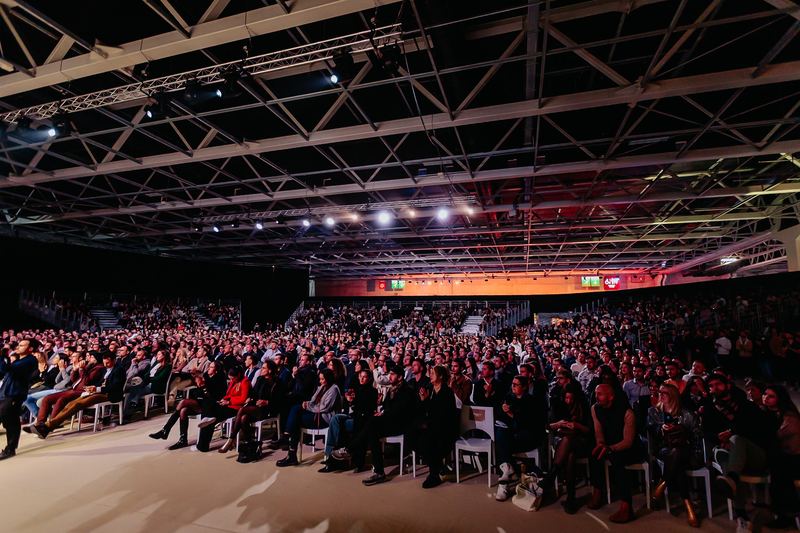 Vue d’ensemble de la salle comble pendant la plénière