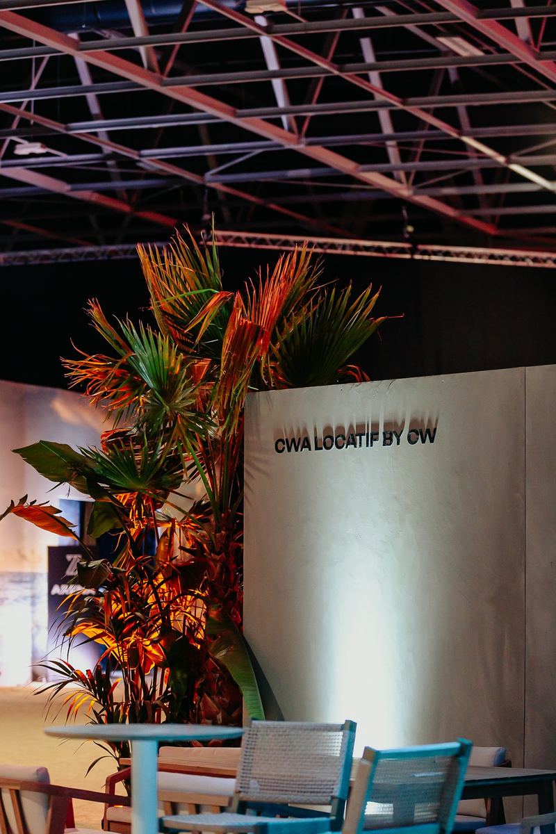 Signalétique et végétation dans le hall de l’événement