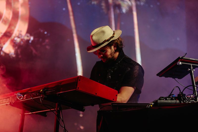 Musicien au clavier, chapeau de paille et scène enfumée