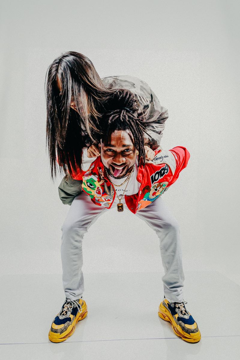 Portrait studio en mouvement, veste colorée et cheveux en l’air