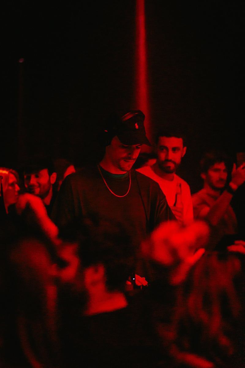 Portrait d’un clubbeur dans la lumière rouge de la salle
