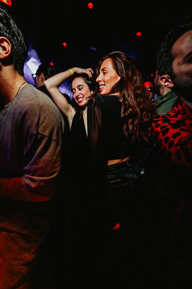 Deux danseuses au milieu de la foule du club