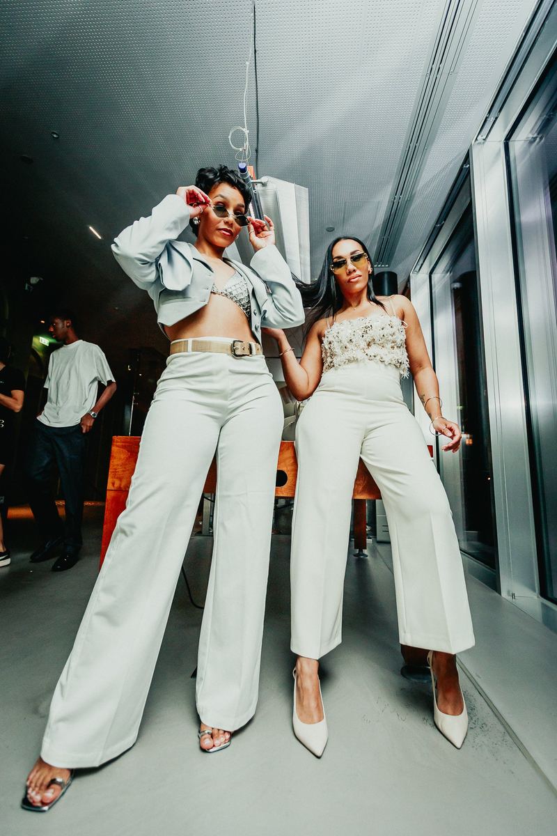 Deux invitées en total look blanc posent dans la coursive