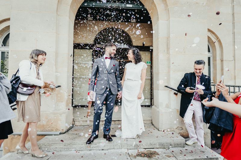 Sortie sous les confettis devant le porche de la mairie