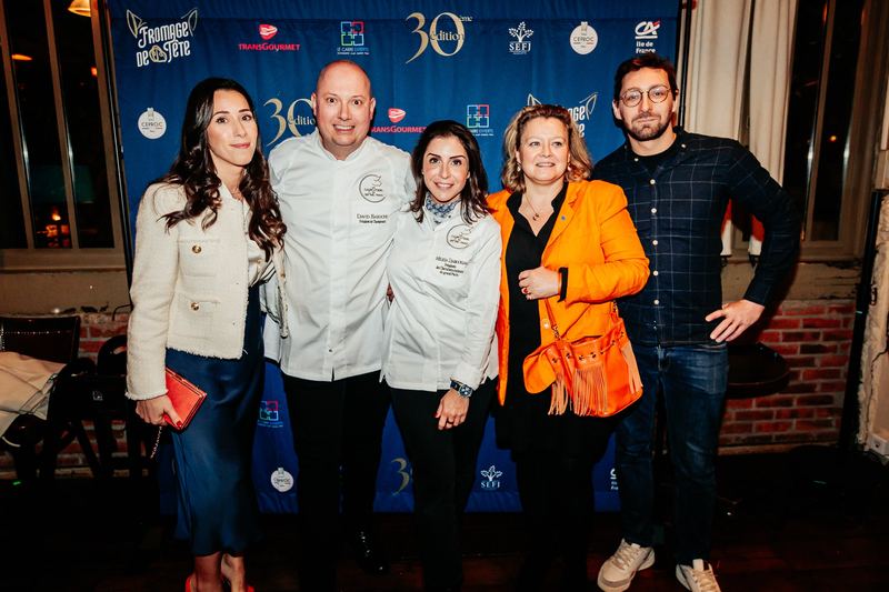 Cinq participants posent devant le photocall des 30 ans