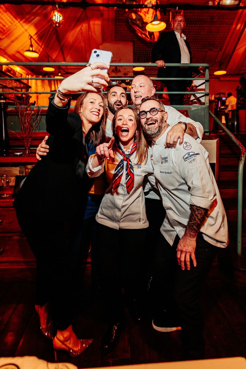 Selfie de groupe avec les chefs à la fin de la soirée