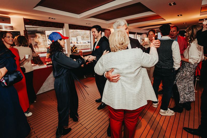 Les invités dansent sur le pont pendant la croisière