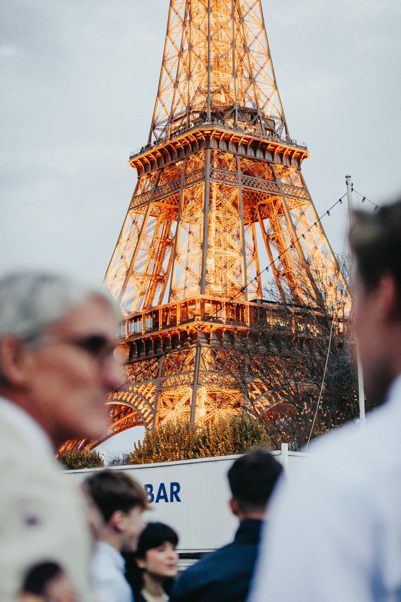 La tour Eiffel dorée par les projecteurs, vue depuis le pont du bateau