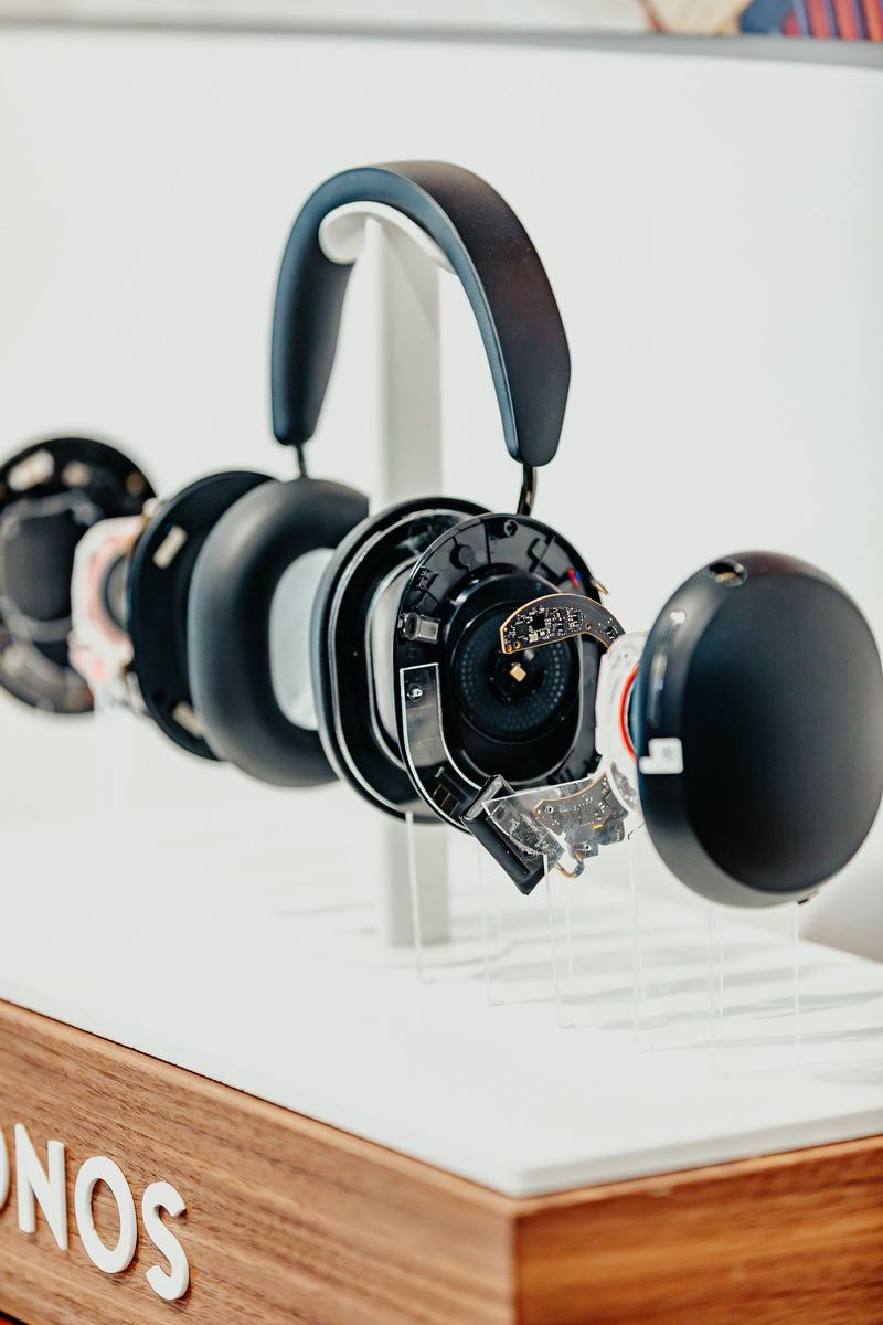Casque en écorché présenté en vitrine, mécanique apparente