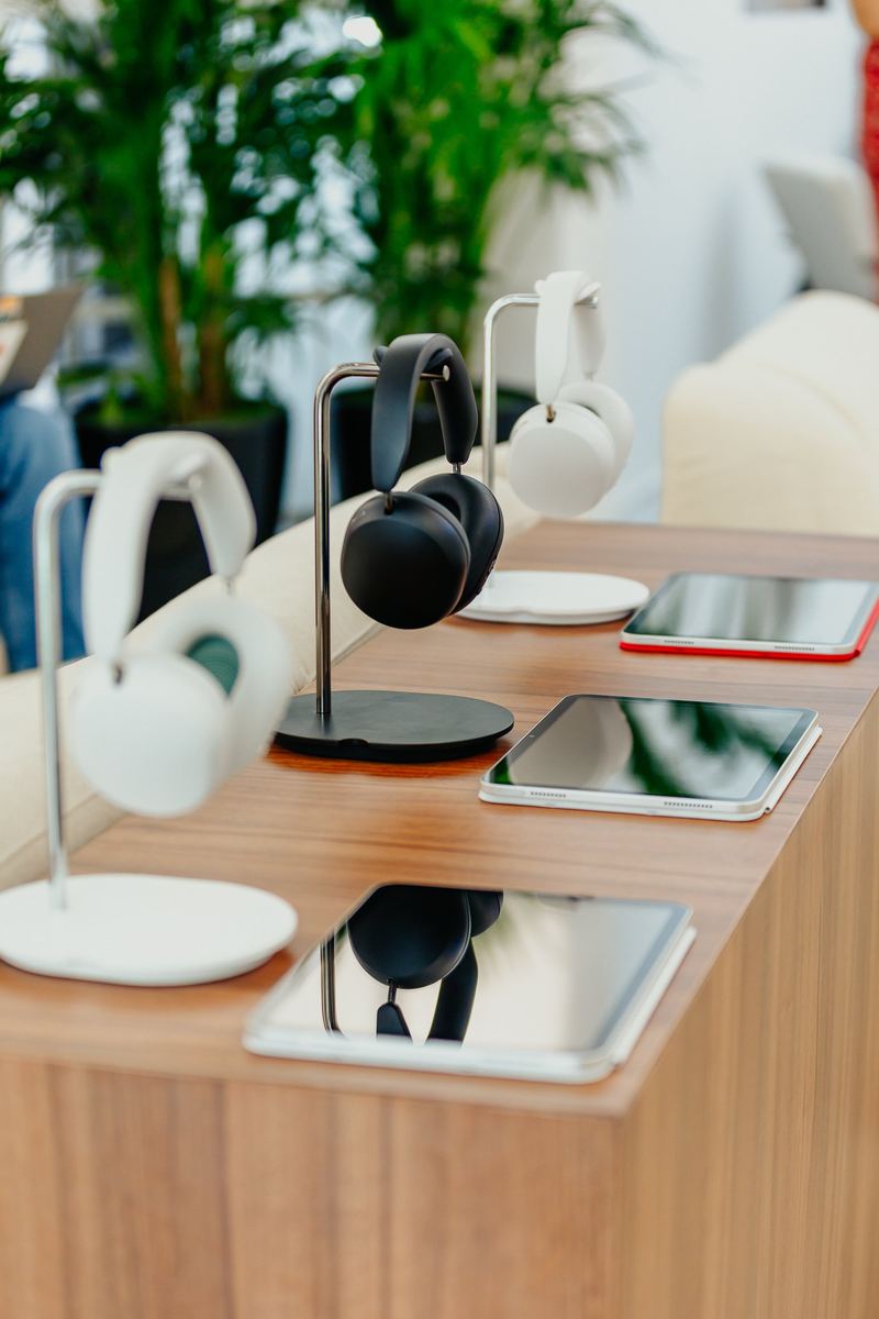 Casques audio et tablettes présentés sur le comptoir de la boutique