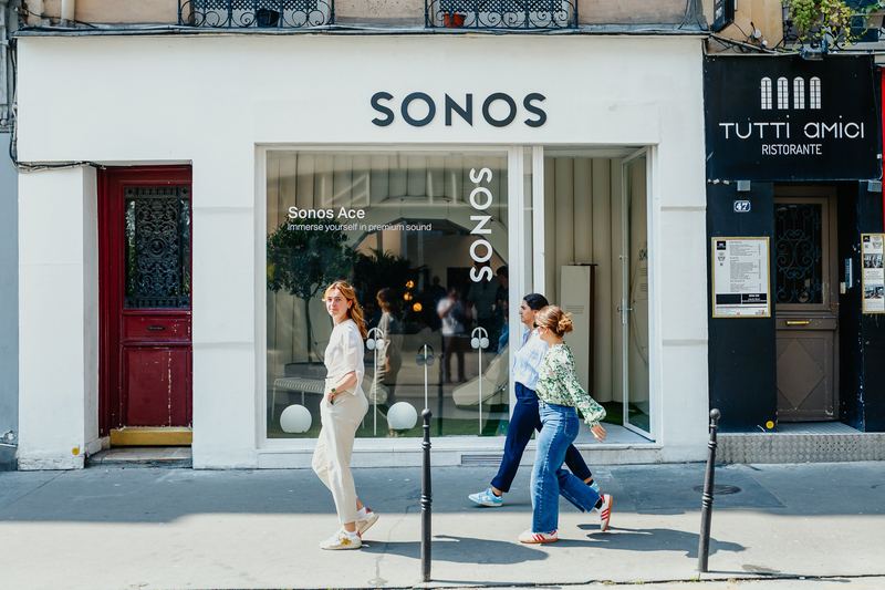 Devanture de la boutique et passants dans la rue parisienne