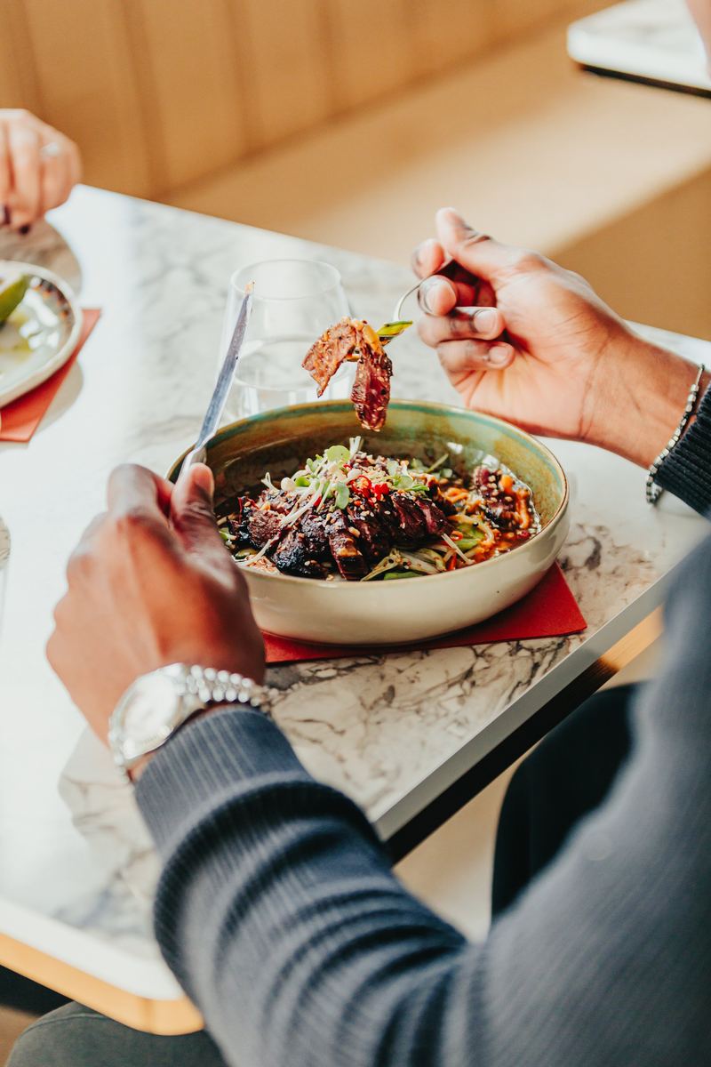 Client se sert dans un plat partagé, vu de dessus