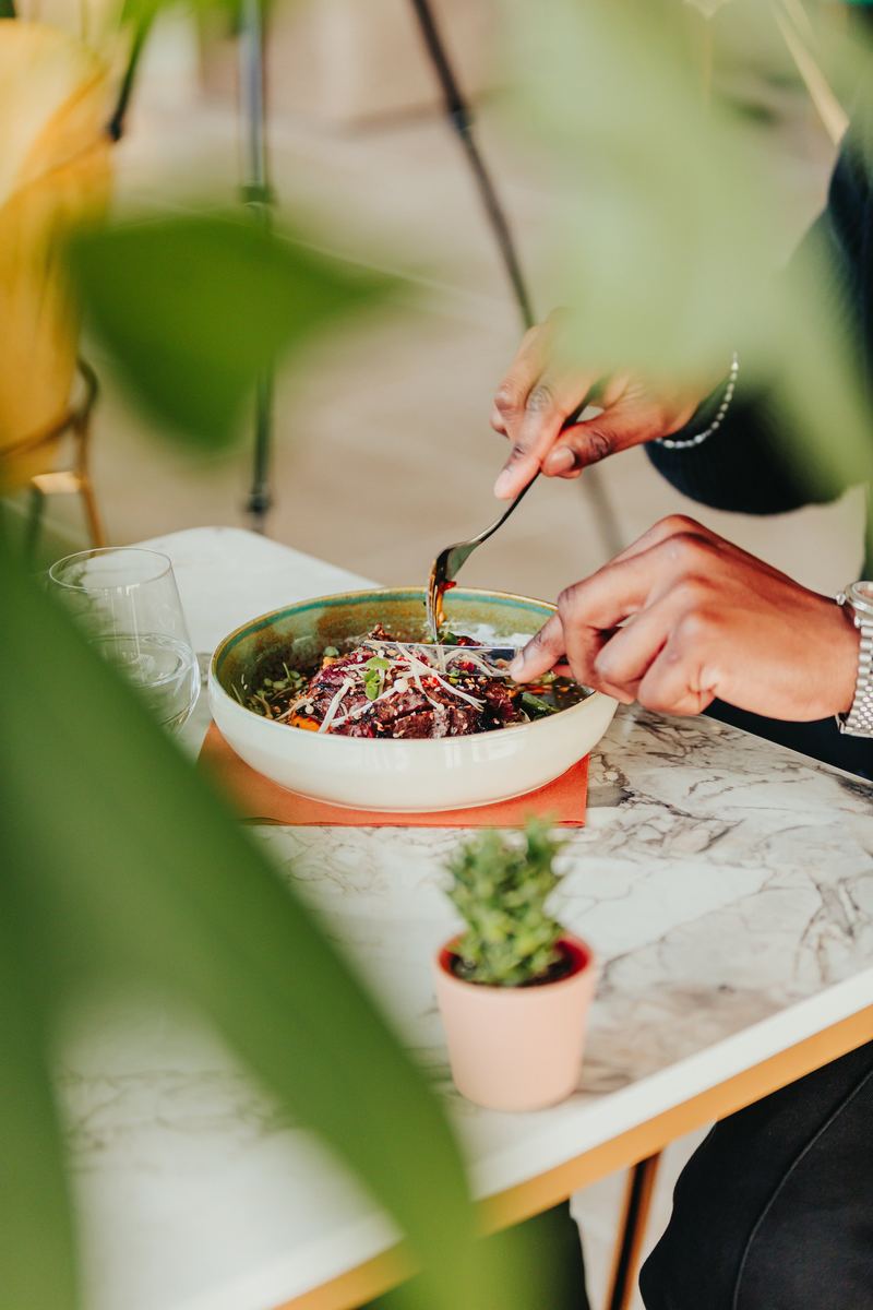 Salade de graines germées dégustée sur une table en marbre, entre les plantes