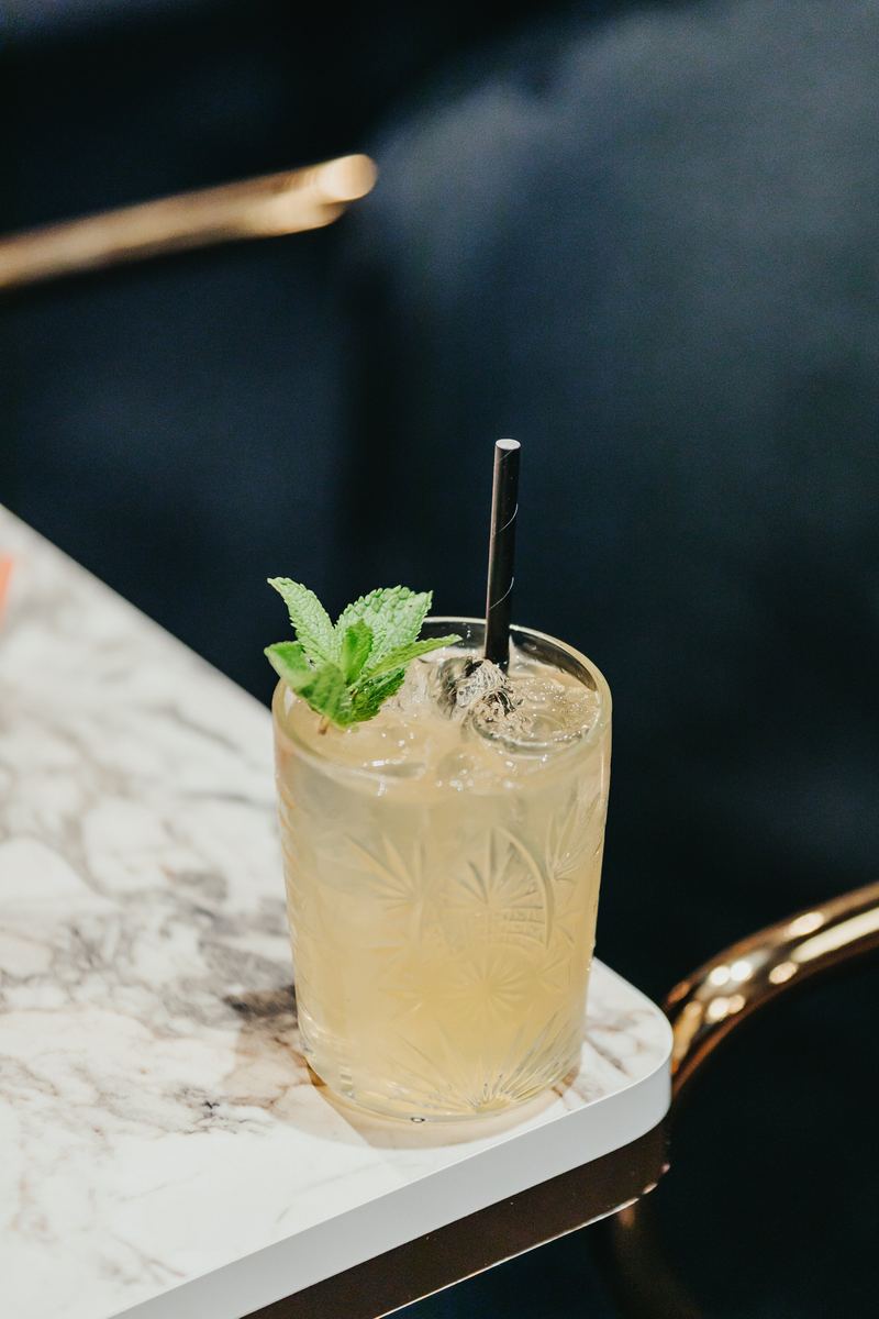 Cocktail long drink à la menthe sur guéridon de marbre