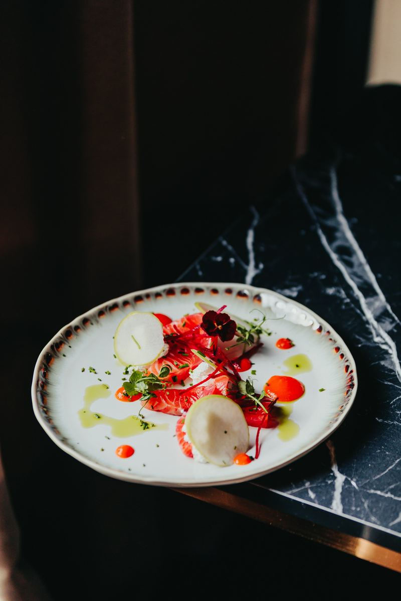 Assiette dressée en gastronomie sur un plateau de marbre noir