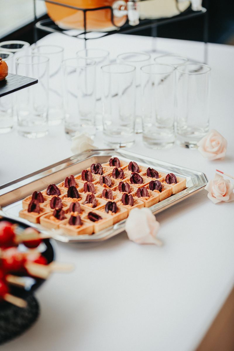 Plateau de gaufres garnies posé sur une table de buffet dressée
