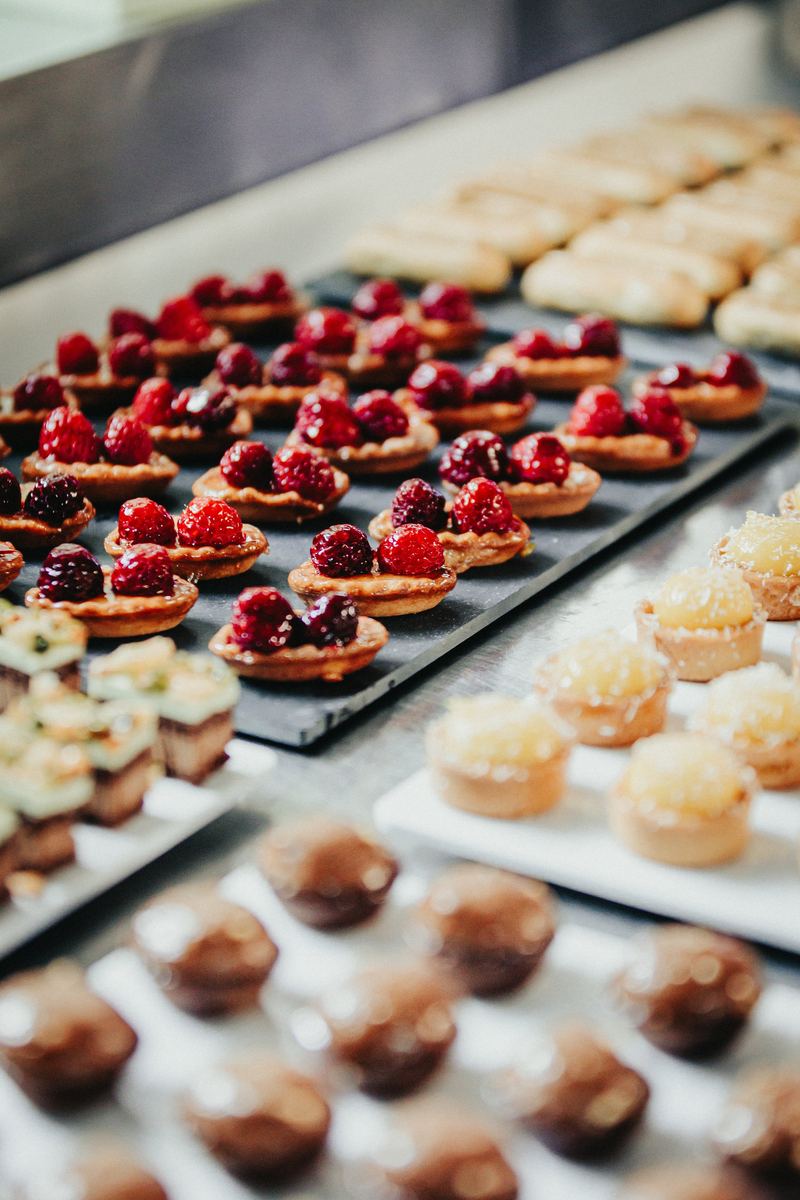 Plateaux de mignardises : tartelettes aux fruits rouges et bouchées au chocolat