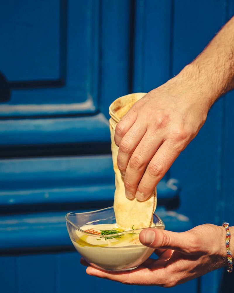 Plateau étagé de crudités et de sauces partagé entre convives