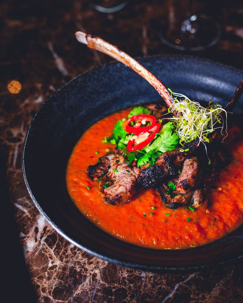 Côtes d’agneau grillées sur un velouté de poivron rouge